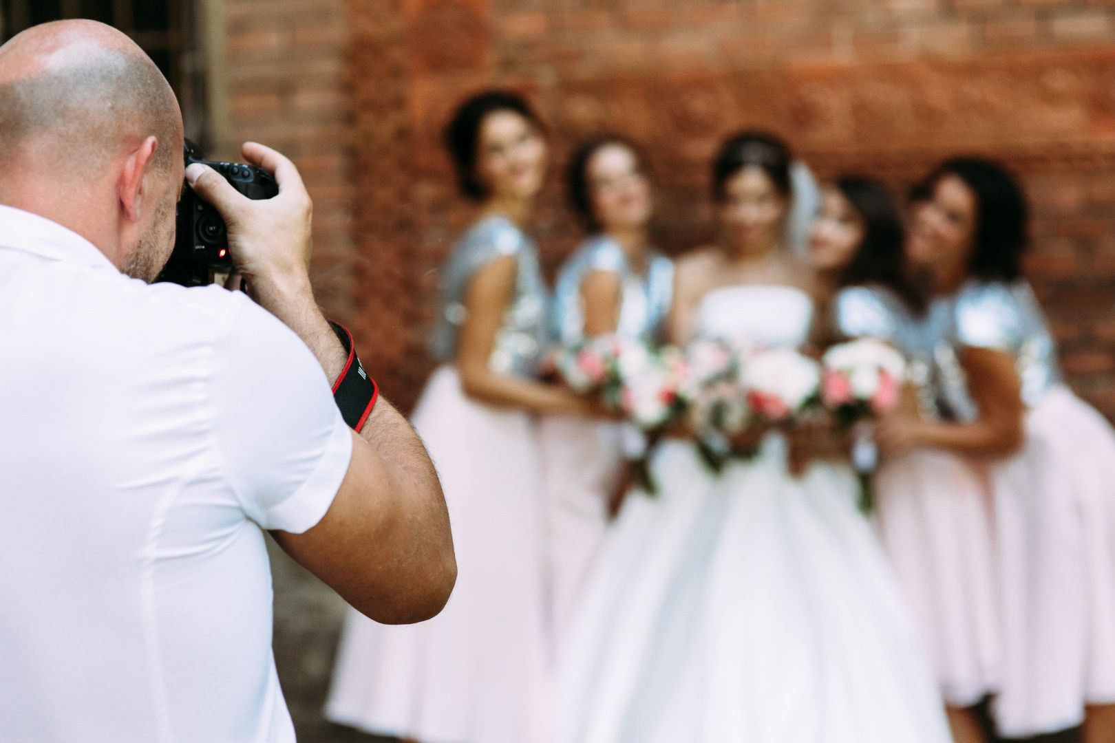 fotografo haciendo foto a damas de honor en boda